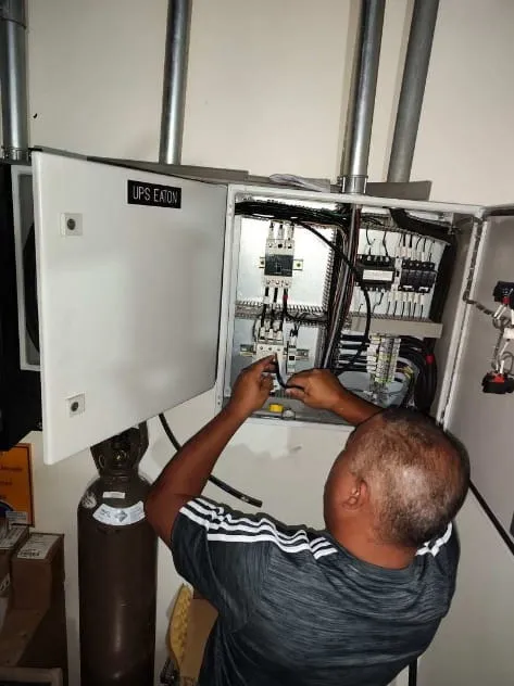 Instalación UPS Eaton en clínica